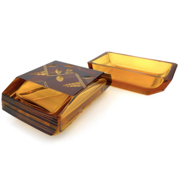 Petite bonbonnière Art Déco gravée en cristal ambré Début XXe Allemagne (ouverte)