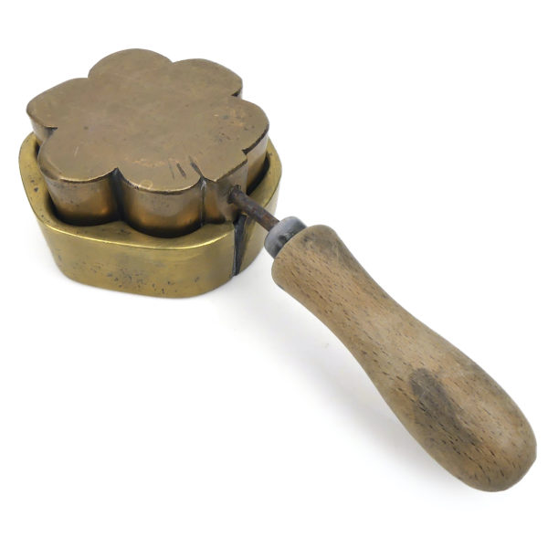 Fer à beignets ancien en bronze laiton et bois - Moule à gaufrettes Fin du XIXe (3/4)