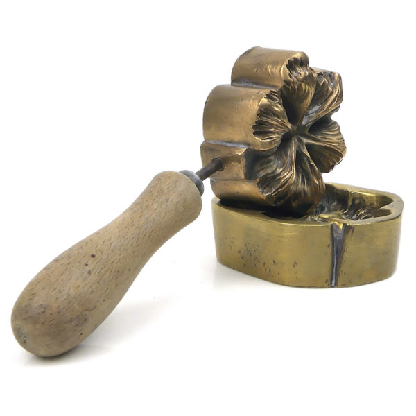 Fer à beignets ancien en bronze laiton et bois - Moule à gaufrettes Fin du XIXe (3/4)