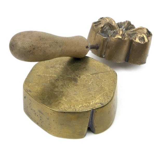 Fer à beignets ancien en bronze laiton et bois - Moule à gaufrettes Fin du XIXe (dessous 3/4)