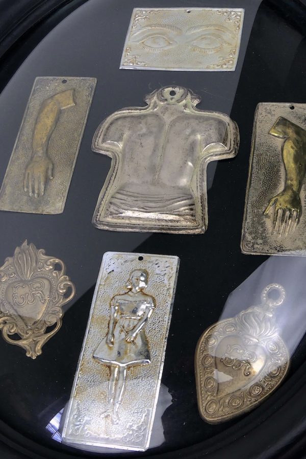 Ensemble de 7 offrandes votives anatomiques sous verre bombé Ex-voto (détail)