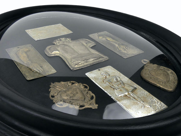 Ensemble de 7 offrandes votives anatomiques sous verre bombé Ex-voto (détail)