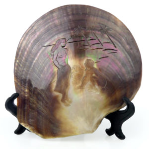 Grande coquille d’huître perlière polie et ciselée Souvenir de Polynésie (face)