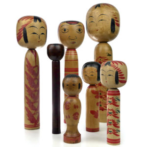 7 kokeshis poupées traditionnelles japonaises anciennes en bois tourné Japon