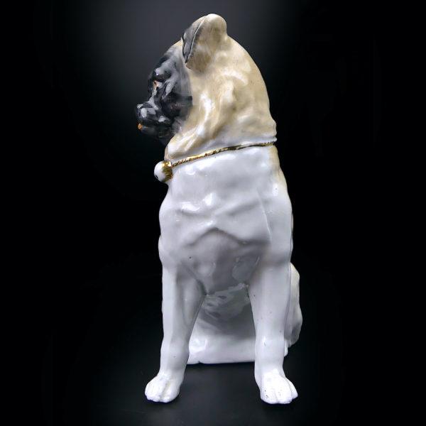 Carlin en porcelaine chien assis au collier doré à 2 grelots Déco Rétro (profil)