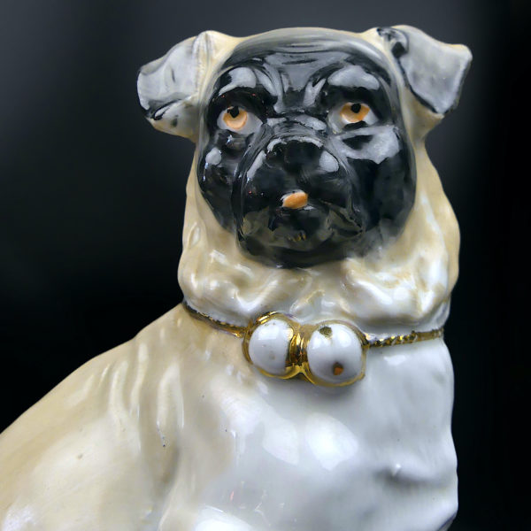 Carlin en porcelaine chien assis au collier doré à 2 grelots Déco Rétro (détail)