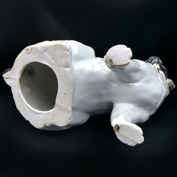 Carlin en porcelaine chien assis au collier doré à 2 grelots Déco Rétro (dessous)