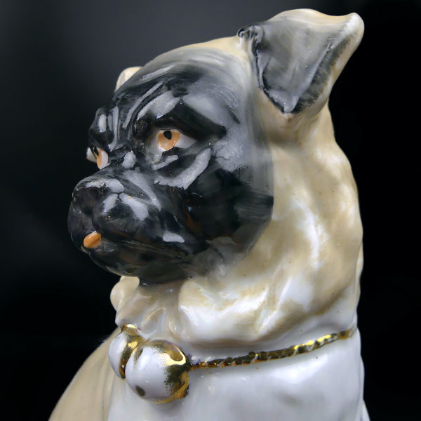 Carlin en porcelaine chien assis au collier doré à 2 grelots Déco Rétro (détail)
