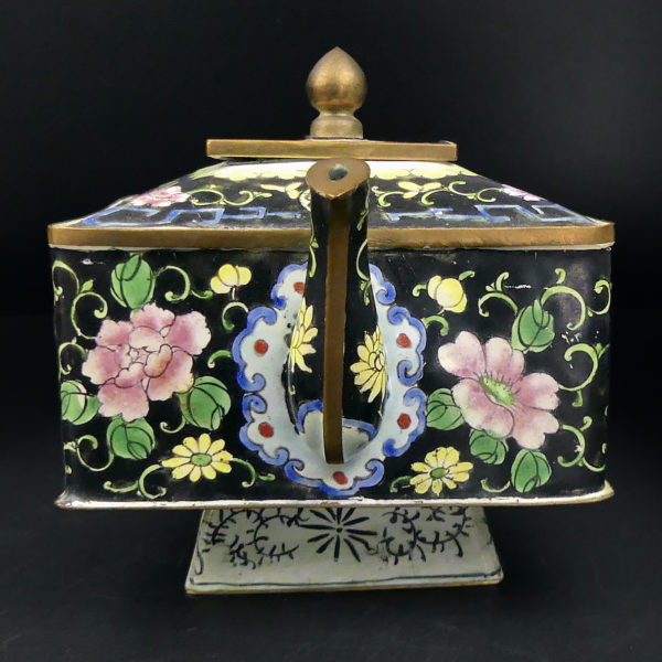 Petite théière chinoise Canton cuivre émaillé peint Yangcai Famille Noire XIXe (face)