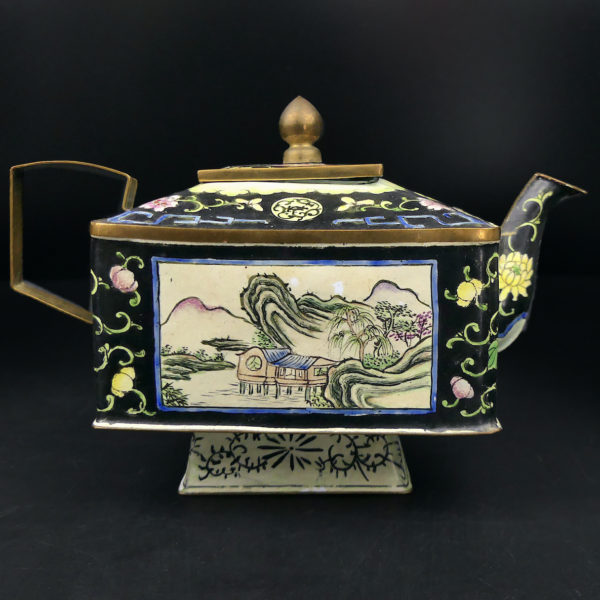 Petite théière chinoise Canton cuivre émaillé peint Yangcai Famille Noire XIXe (profil)