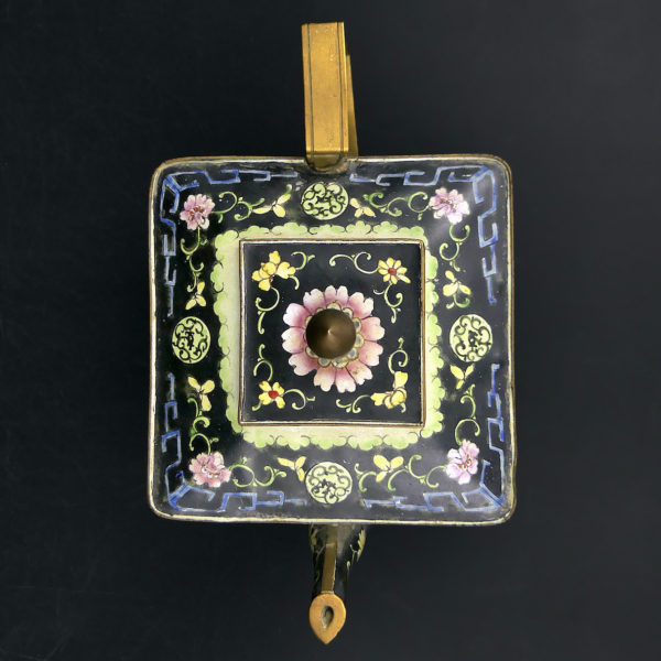 Petite théière chinoise Canton cuivre émaillé peint Yangcai Famille Noire XIXe (dessus)