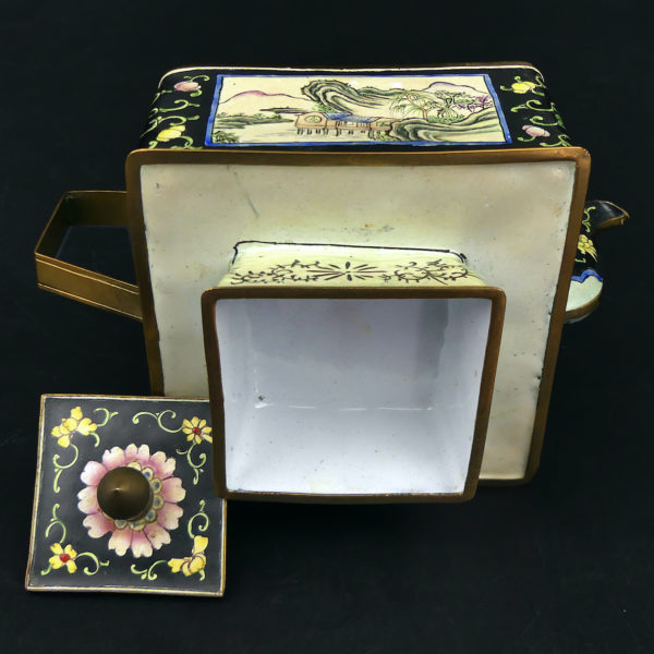 Petite théière chinoise Canton cuivre émaillé peint Yangcai Famille Noire XIXe (ouverte dessous)