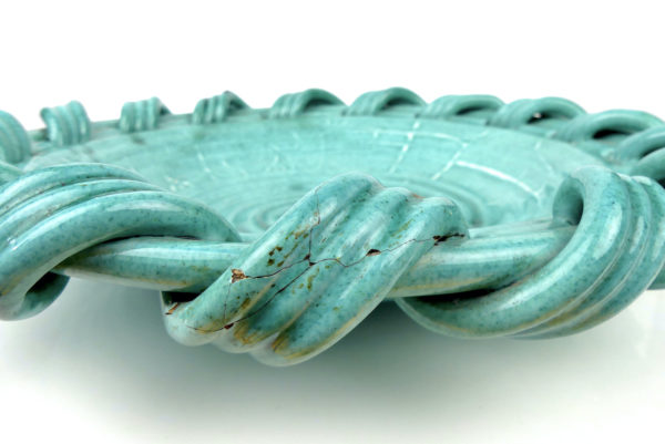 Grande coupe à fruits Malicorne en faïence turquoise monogrammée TE Émile Tessier (détail)