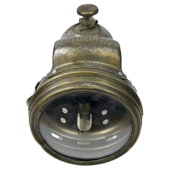 Lampe à carbure acétylène ancienne LUXOR en laiton nickelé pour bicyclette (dessus 3/4)