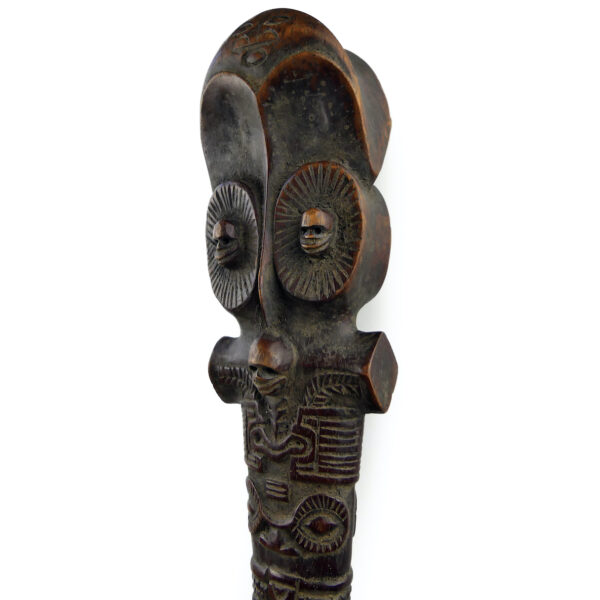 Grand casse-tête U’u marquisien finement sculpté en bois sombre (détail)