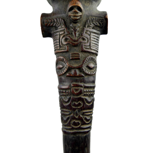 Grand casse-tête U’u marquisien finement sculpté en bois sombre (détail)