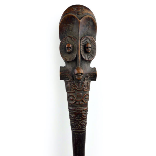 Grand casse-tête U’u marquisien finement sculpté en bois sombre (détail)