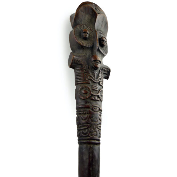 Grand casse-tête U’u marquisien finement sculpté en bois sombre (détail)