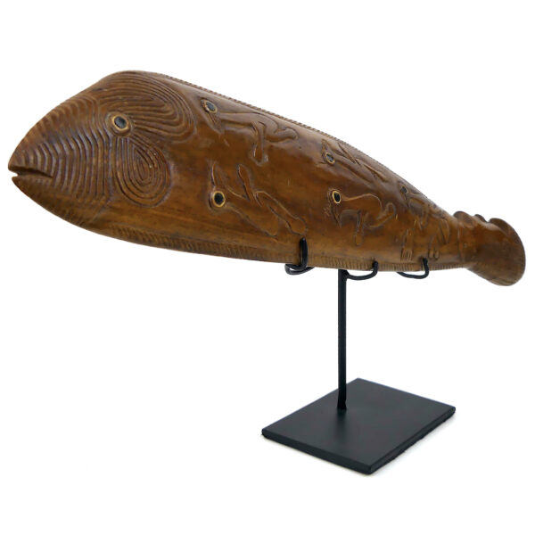 Poisson Ika Rapa Nui en bois sculpté sur socle Moai Ika Île de Pâques (3/4)