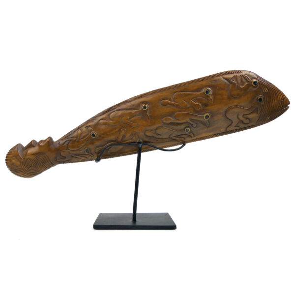 Poisson Ika Rapa Nui en bois sculpté sur socle Moai Ika Île de Pâques (profil)