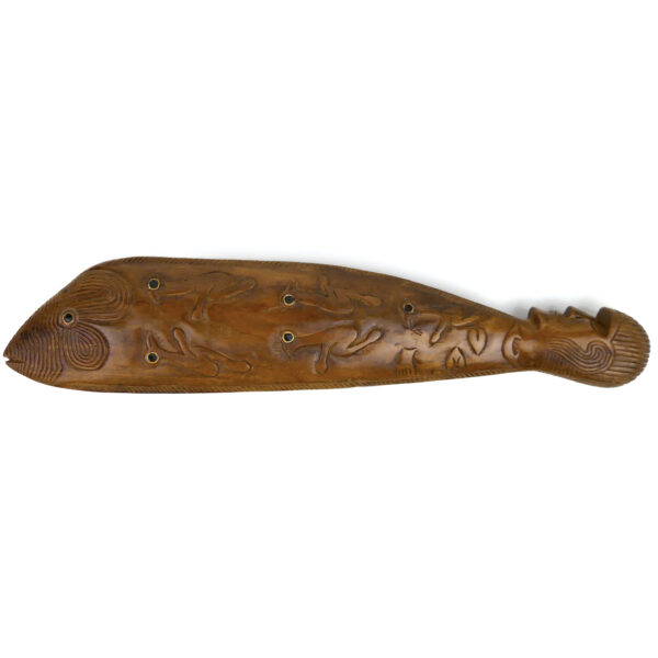 Poisson Ika Rapa Nui en bois sculpté sur socle Moai Ika Île de Pâques (face)