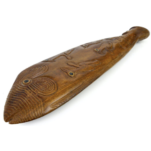 Poisson Ika Rapa Nui en bois sculpté sur socle Moai Ika Île de Pâques (3/4)