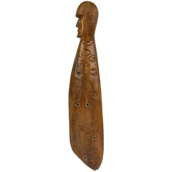 Poisson Ika Rapa Nui en bois sculpté sur socle Moai Ika Île de Pâques (face)