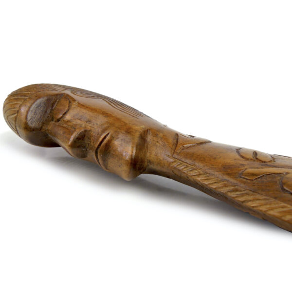 Poisson Ika Rapa Nui en bois sculpté sur socle Moai Ika Île de Pâques (détail)