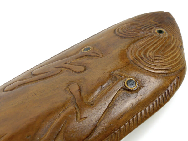 Poisson Ika Rapa Nui en bois sculpté sur socle Moai Ika Île de Pâques (détail)