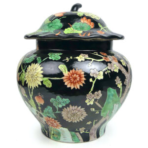 Pot couvert chinois en porcelaine de style Famille Noire Période République (face)