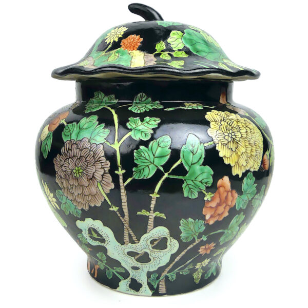 Pot couvert chinois en porcelaine de style Famille Noire Période République (face)
