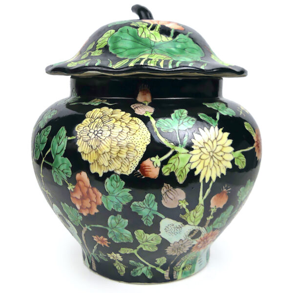 Pot couvert chinois en porcelaine de style Famille Noire Période République (face)