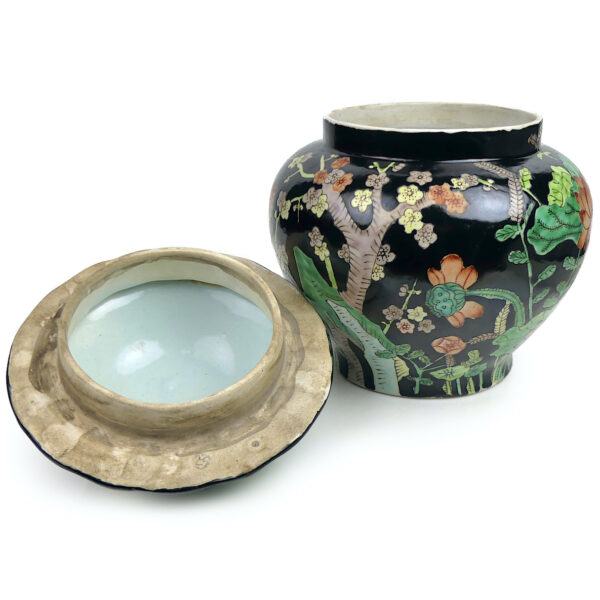Pot couvert chinois en porcelaine de style Famille Noire Période République (ouvert)