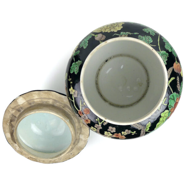 Pot couvert chinois en porcelaine de style Famille Noire Période République (dessus ouvert)