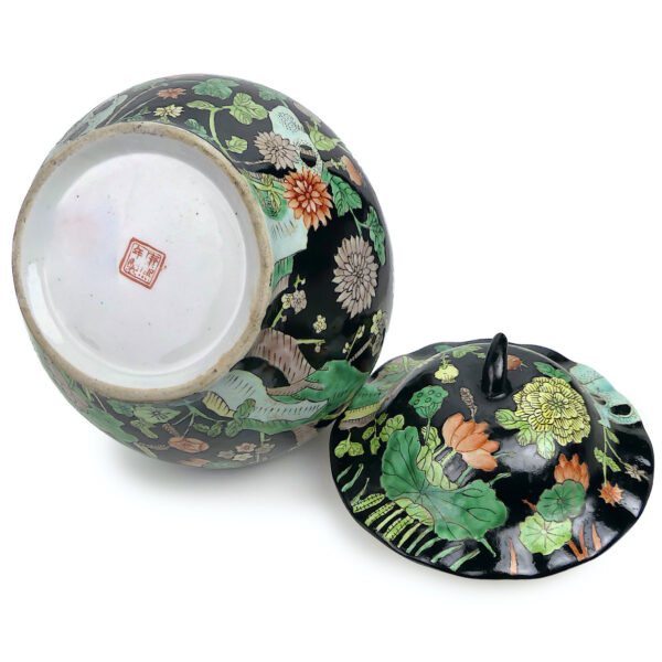 Pot couvert chinois en porcelaine de style Famille Noire Période République (dessous ouvert)