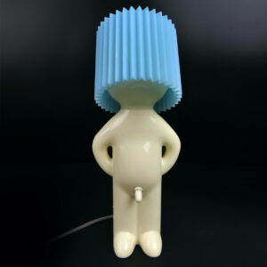 Lampe Mr. P One Shy Man blanche et bleu design Chaiyut Plypetch (face)