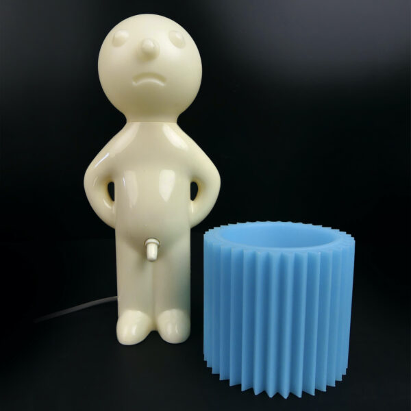 Lampe Mr. P One Shy Man blanche et bleu design Chaiyut Plypetch (face)