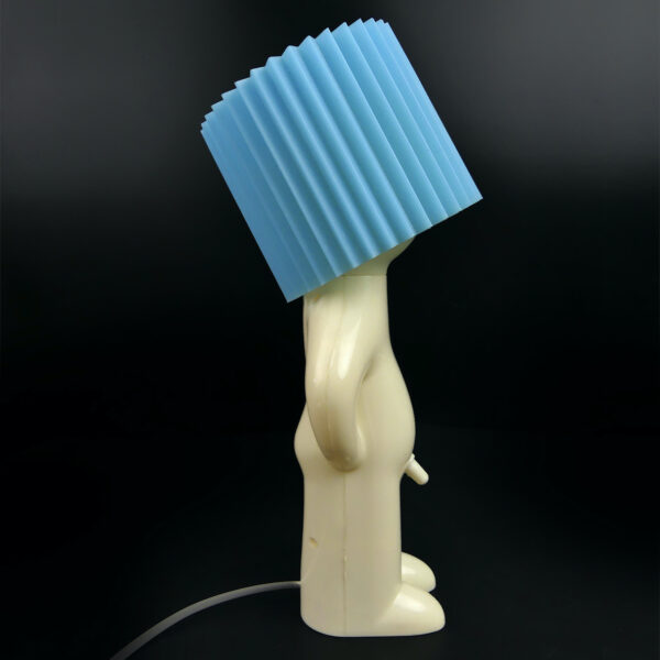 Lampe Mr. P One Shy Man blanche et bleu design Chaiyut Plypetch (profil)