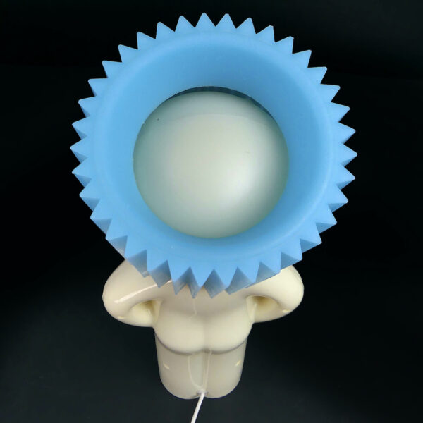 Lampe Mr. P One Shy Man blanche et bleu design Chaiyut Plypetch (dessus)