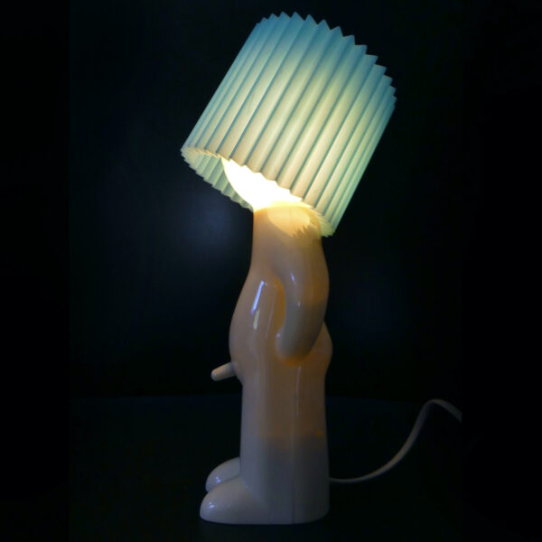 Lampe Mr. P One Shy Man blanche et bleu design Chaiyut Plypetch (profil allumée)