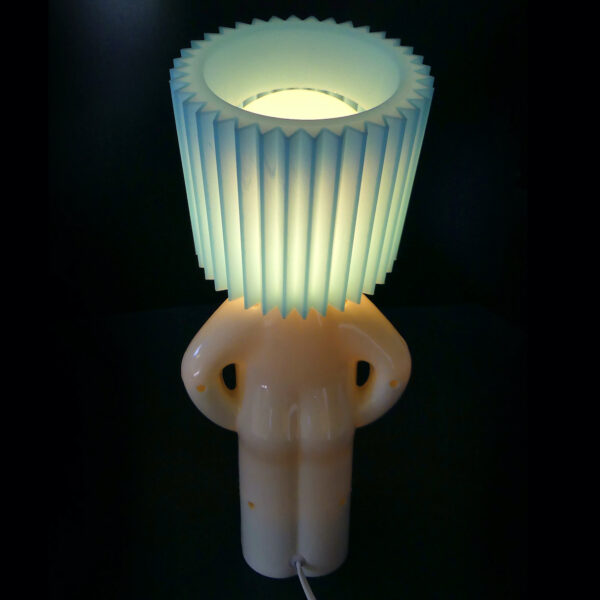 Lampe Mr. P One Shy Man blanche et bleu design Chaiyut Plypetch (dos allumée)