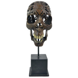 Crâne sculpté ciselé et ajouré sur pied métallique noir Artisanat balinais (face)