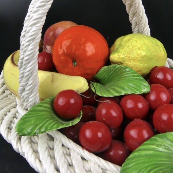 Grand panier à fruits en barbotine multicolore Mi-XXe Bassano Italie (détail)
