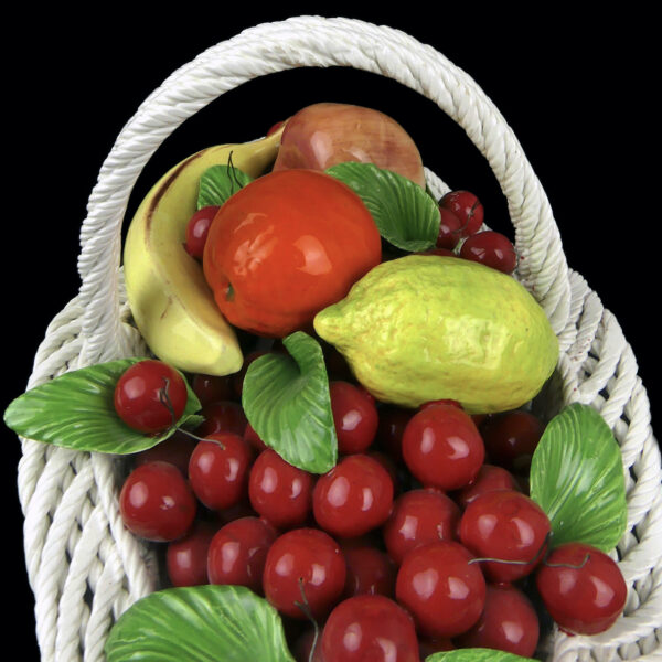 Grand panier à fruits en barbotine multicolore Mi-XXe Bassano Italie (détail)
