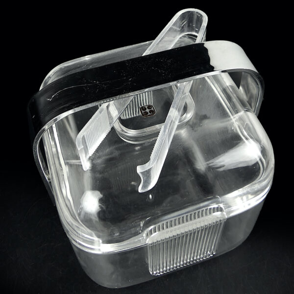 Bac à glaçons Guzzini en plastique transparent et sa pince Space Age 70 (dessus 3/4)