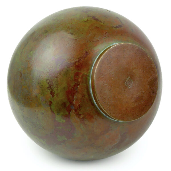 Petit vase bronze japonais vert patiné signé Toku Takaoka Japon Shōwa (dessous 3/4)