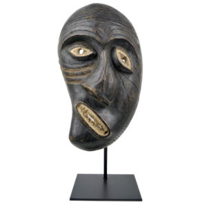 Masque de chaman asymétrique Tlingit en bois sur socle noir Amérique du Nord (face)