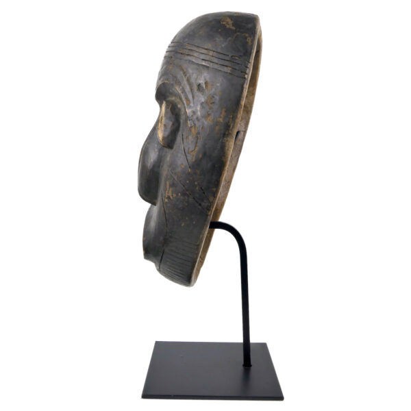Masque de chaman asymétrique Tlingit en bois sur socle noir Amérique du Nord (profil)