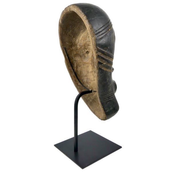 Masque de chaman asymétrique Tlingit en bois sur socle noir Amérique du Nord (3/4 dos)