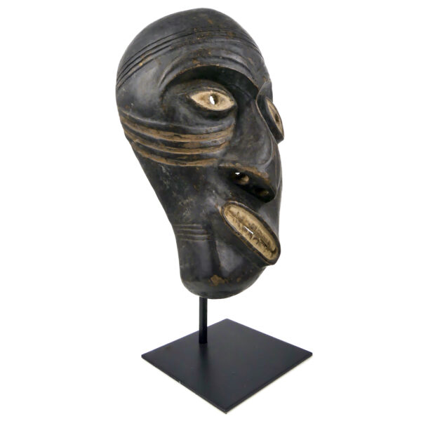 Masque de chaman asymétrique Tlingit en bois sur socle noir Amérique du Nord (3/4)